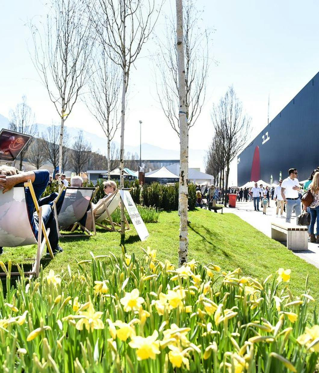 BesucherInnen in Liegestühlen im Freigelände der SCHAU!, der Vorarlberger Frühjahrsmesse. © Udo Mittelberger