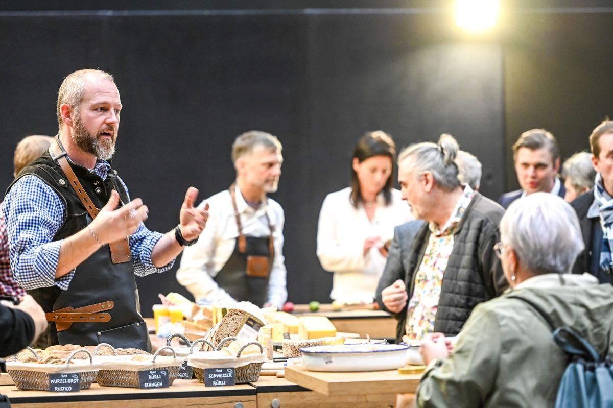 Stand der Marke "Homatliebe" Ein Produzent präsentiert dem Publikum verschieden Käsesorten © © Udo Mittelberger_Messe Dornbirn GmbH