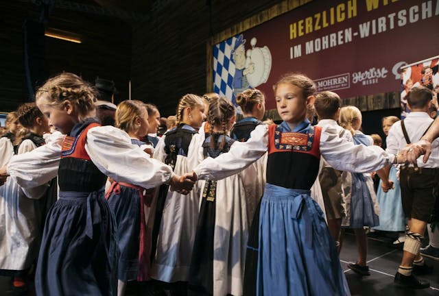 Kindergruppe in Voarlberger Trachten die einen Volkstanz auf der Bühne zeigen © ©068-Vorarlberger LandestrachtenverbandDietmar Mathies