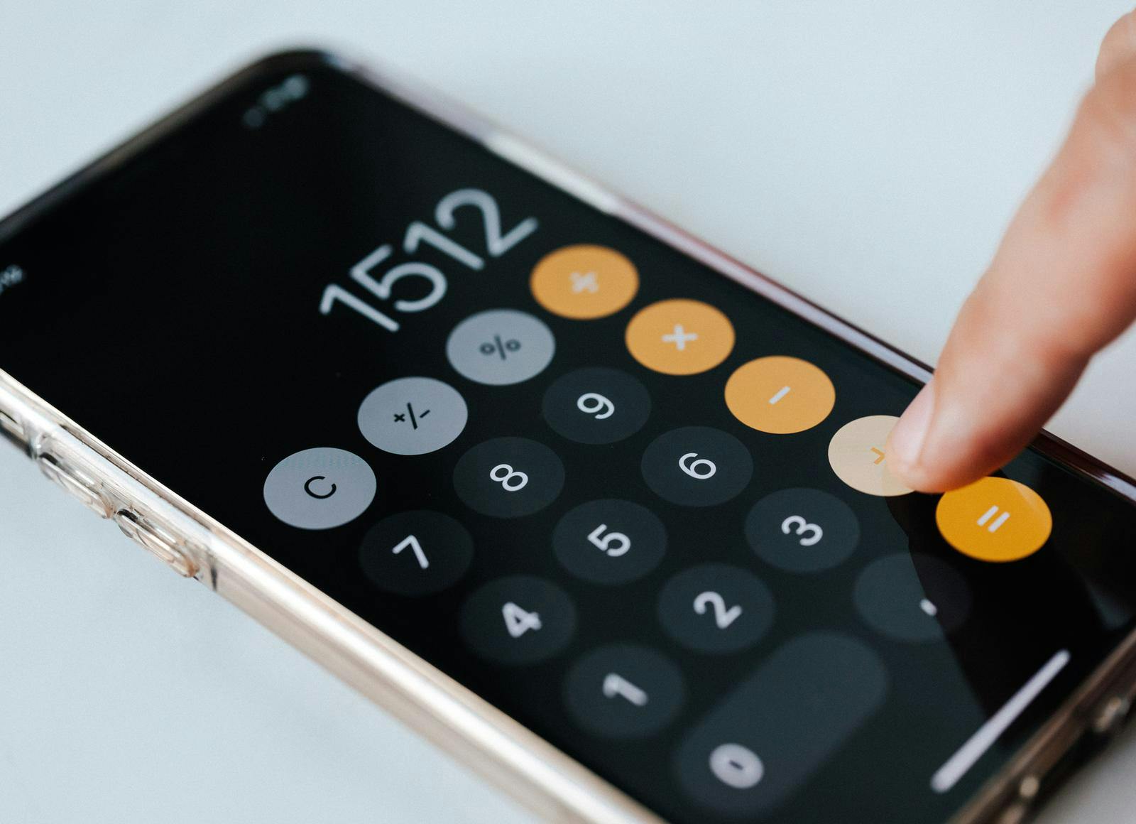 Smartphone mit Taschenrechnerfunktion beim Berechnen. © pexels.com